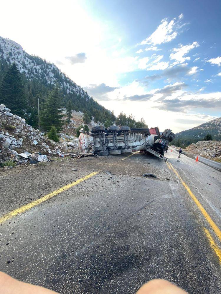 Devrilen tanker nedeniyle kapanan Konya - Antalya yolu açıldı 6